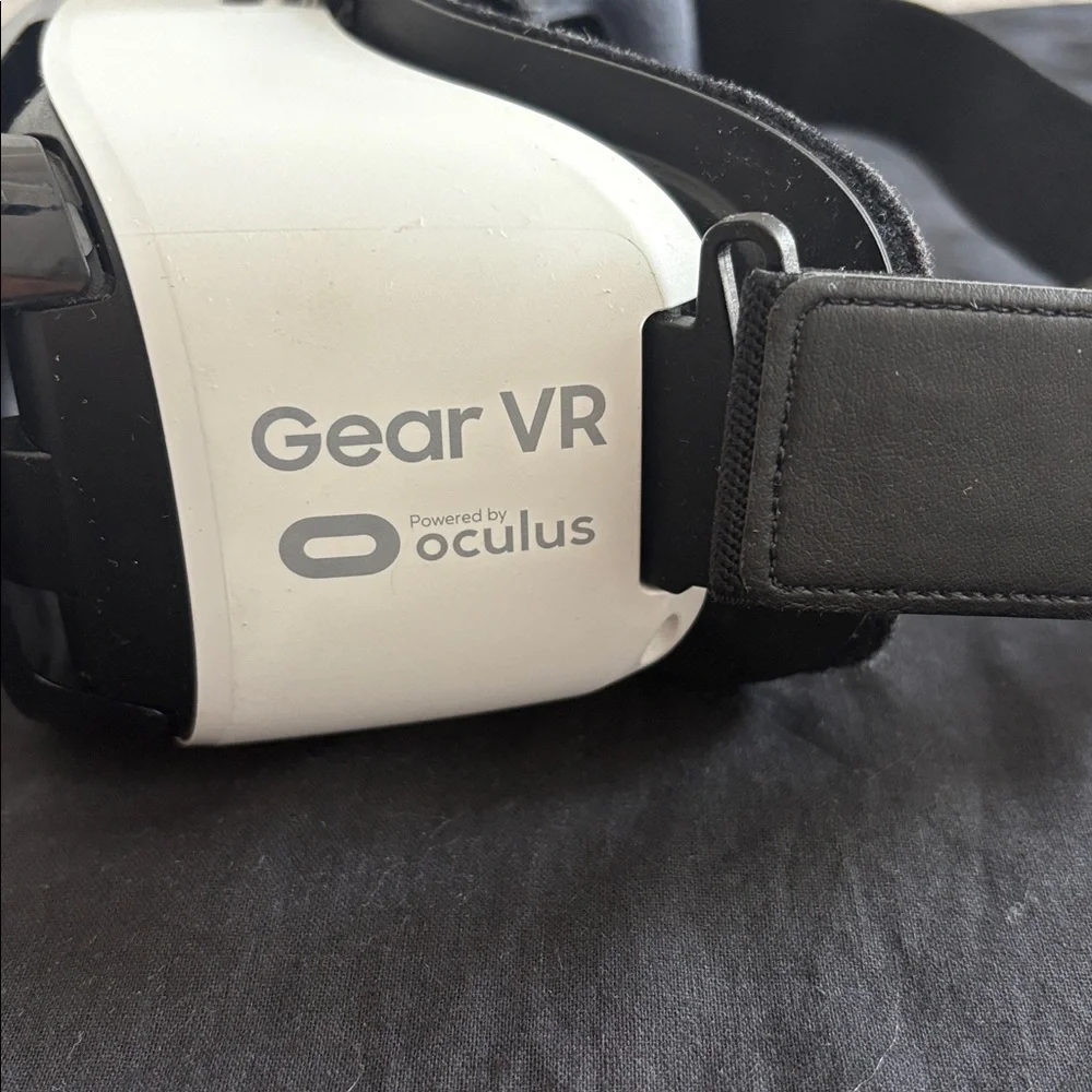 Samsung Gear VR Headset in Black and White